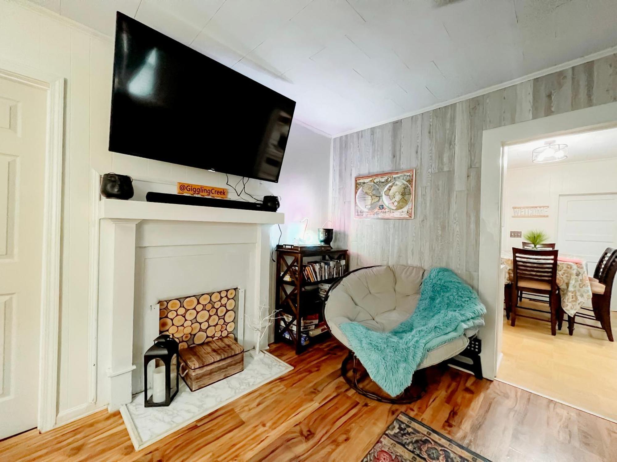 Giggling Creek Cottage - Bedjet! King Sized! Gazebo, 45 Acres, Arcades, Nintendo, More Henry Exterior photo